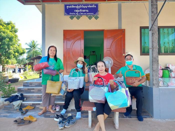 สำรวจกลุ่มวิสาหกิจชุมชน พร้อมให้คำแนะนำแนวทางการประกอบอาชีพ