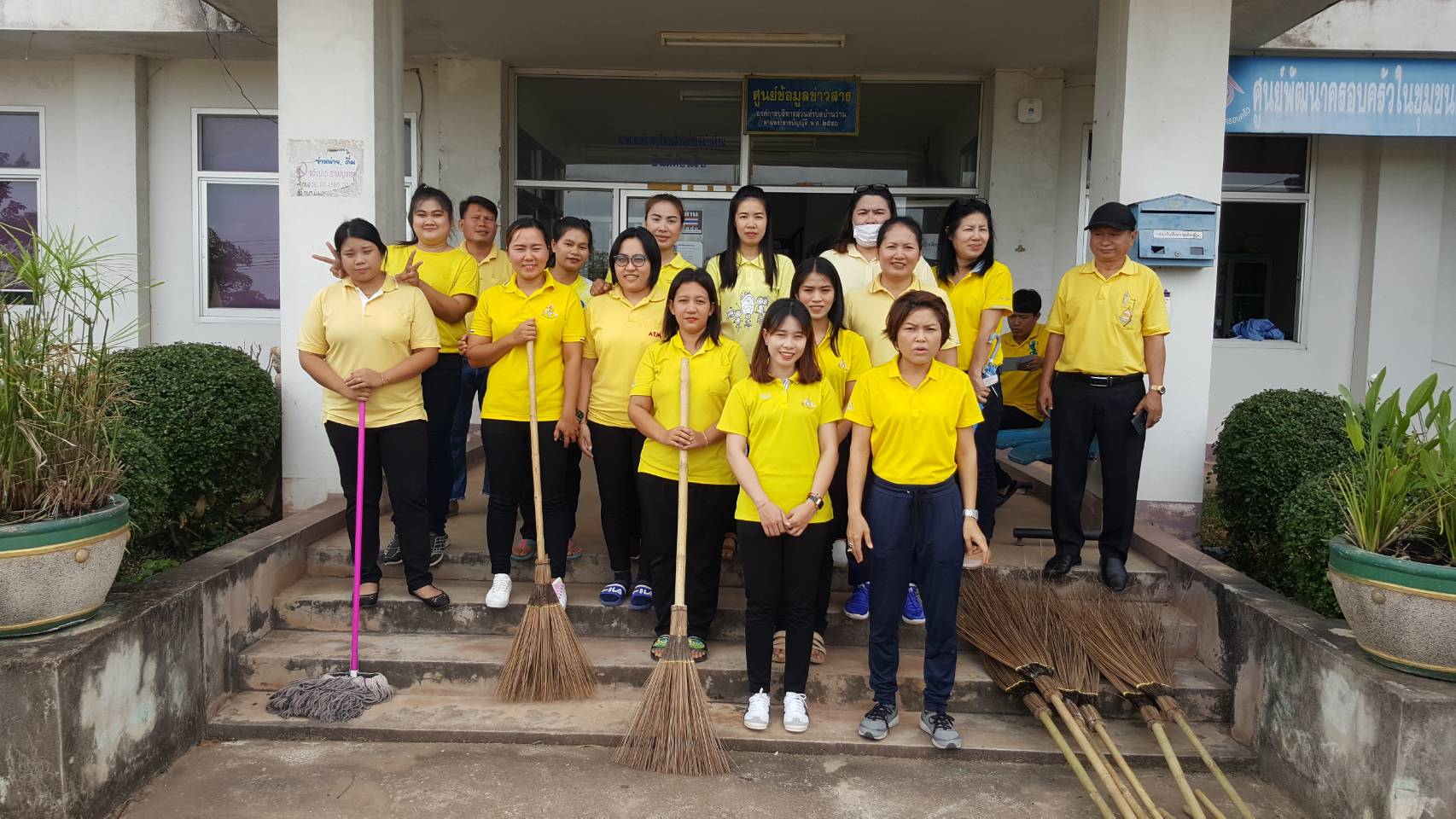 วันที่25 ตุลาคม 2562คณะผู้บริหารพนักงานส่วนตำบลและพนักงานจ้าง องค์การบริหารส่วนตำบลบ้านว่าน ร่วมกิจกรรม ​Big​ cleanning  day
